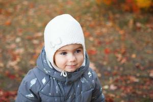 porträtt av söt leende liten bebis flicka på höst orange bakgrund. foto