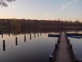 solnedgång på en tysk sjö foto