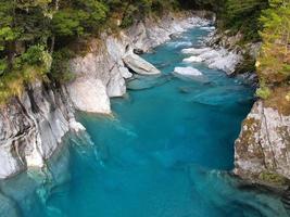 vackert klart blått vatten vid haast pass, Nya Zeeland