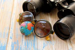 kikare, solglasögon och världen
