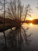 solnedgång på en tysk sjö foto
