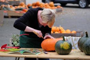 många orange pumpor foto