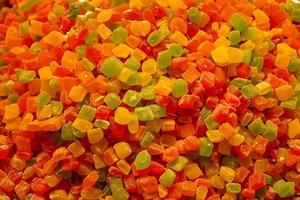färgrik kuber sötsaker med socker och smak frukt. horisontell se. foto