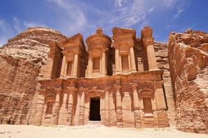 det imponerande klostret i Petra, Jordanien foto