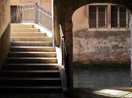 steg över en venetiansk bro