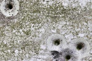 detaljerad närbild av kulhål från pistolskott i en trafikskylt foto