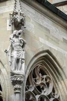 rotenburg, Tyskland, 2014. staty av en herde och lamm på de exteriör av st James kyrka i rothenburg foto