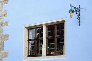 gyllene vindruvor hängande tecken i rothenburg foto