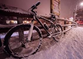 schweiz, 2022 - parkerad cykel täckt förbi snö foto