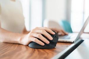 kvinna hand använder sig av dator ergonomisk mus, förebyggande handled smärta eftersom arbetssätt lång tid. de quervain s tenosynovit, genomskärning symptom, karpal tunnel syndrom eller kontor syndrom begrepp foto