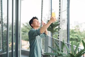 stilig kille tar en selfie i de balkong foto