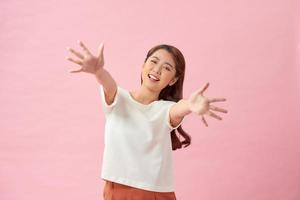 Lycklig ung kvinna Framställ i främre av en rosa bakgrund foto