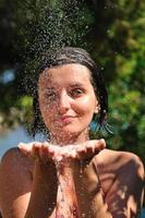 ung Söt kvinna avkopplande under dusch foto