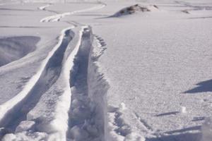turnerande skidspår i snö foto