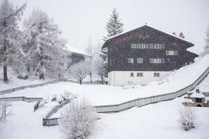 Sverige, 2022 - berg hus i snöstorm foto