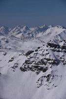 vackert landskap av berg på vintern foto