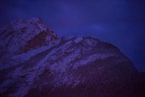 berg by i alps på natt foto