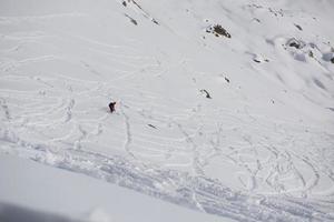 freeride skidåkare i djup pudersnö foto