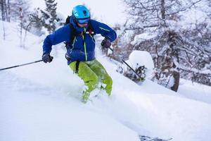 freeride skidåkare i utförsåkning foto