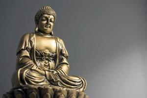 gyllene sittande buddha