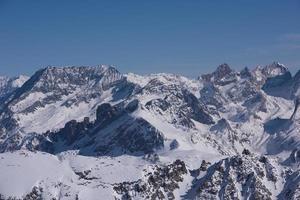 vackert landskap av berg på vintern foto