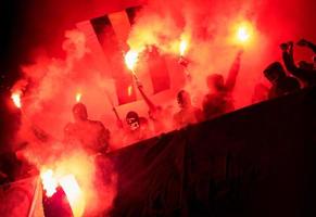 kroatien, 2022 - fotboll hooligans med mask innehav facklor i brand foto