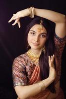 skönhet söt indisk flicka i sari leende