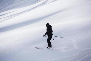 freeride skidåkare i djup pudersnö foto