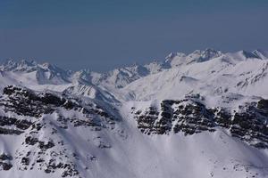 vackert landskap av berg på vintern foto