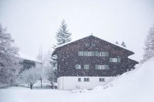 Sverige, 2022 - berg hus i snöstorm foto