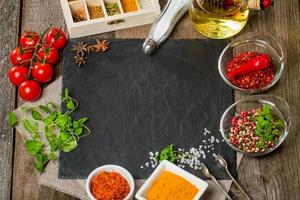 matbakgrund med olika kryddor foto
