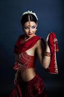 vacker danskvinna i traditionella indiska kläder foto