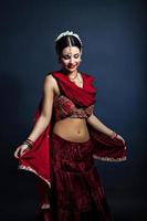 ung le kvinna i traditionella indiska kläder