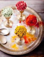 olika indiska kryddor i vintage metallkoppar