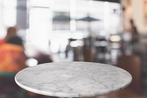 runda marmor tabell topp med Kafé restaurang bokeh lampor abstrakt bakgrund för montage produkt visa foto
