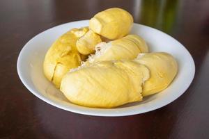 kött gul durian kung av frukter på maträtt redo att äta foto