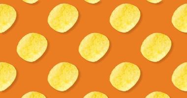 potatis pommes frites mönster på pastell orange bakgrund topp se platt lägga foto
