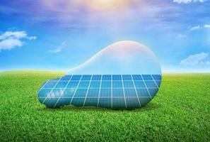 sol- panel i Glödlampa hållbar resurs begrepp foto