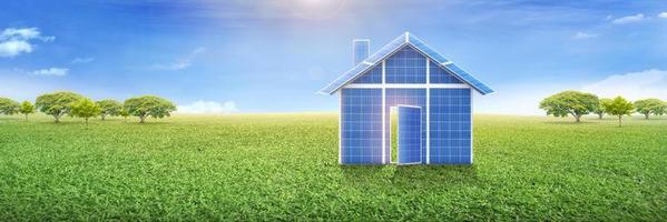sol- paneler och blå himmel, sol- paneler, sol- generator system. rena teknologi för en bättre framtida. foto