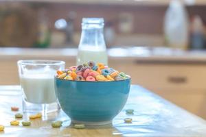 skål av färgrik barns flingor och mjölk isolerat på trä tabell med text Plats foto