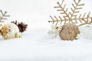 jul av vinter- - jul snöflingor på snö, vinter- högtider begrepp. vit och gyllene snöflingor dekorationer i snö bakgrund foto