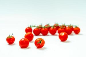 tomater isolera på vit bakgrund. knippa de röd tometos isolerat i vit bakgrund dess färsk näringsrik och citrus foto