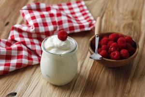 friska frukost begrepp, naturlig grekisk yoghurt med färsk bär trä- bakgrund foto