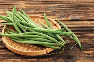 franska grön böna eller buncis på bambu tallrik, förberedelse matlagning vegetarian mat. foto