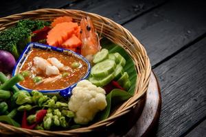 räka klistra sås med vegetabiliska uppsättning. thai mat begrepp foto
