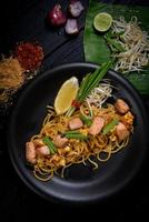 vaddera thai - Wokad ris spaghetti med lax - thai mat stil foto