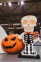 dekorationer för halloween och dag av de död- i Mexiko. skelett och färsk pumpor. skrämmande dekor till fira dia los muertos. foto