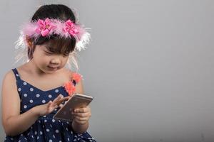 barn som använder smartphone bakgrund / flicka som spelar smartphone bakgrund