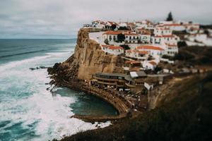 se till azenhas do mar klippig strand och by i colares, portugal. tilt-shift effekt foto