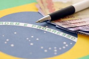 penna med brasiliansk pengar räkningar på tom av lotteri spel. begrepp av tur och hasardspel i Brasilien foto